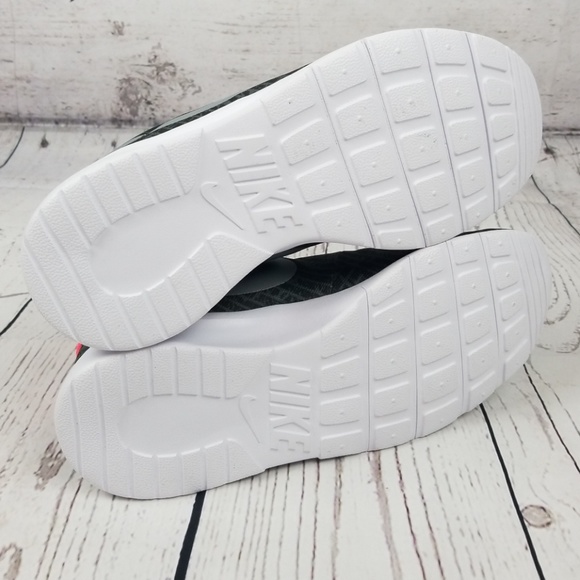 NWB Nike Tanjun - Picture 6 of 8